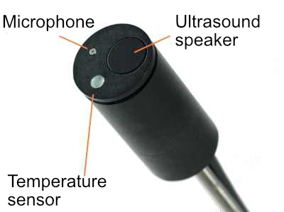 Aufsicht auf die Komponenten des Turmmikrofon: Mikrofon, Testsignalgeber, Temperaturfühler
